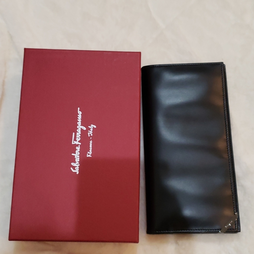 Salvatove ferragamo wallet